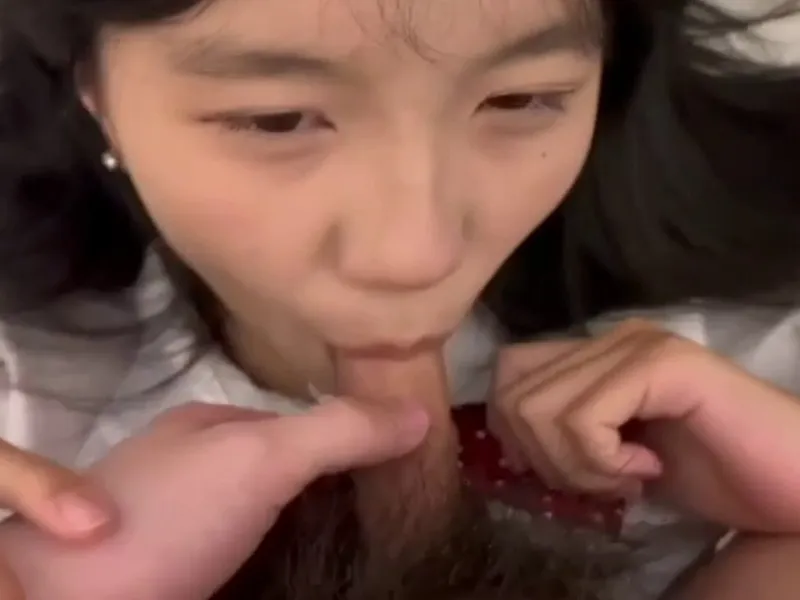 Em loli dễ thương liếm của quý biến em thành con em đào nứng lồn p2